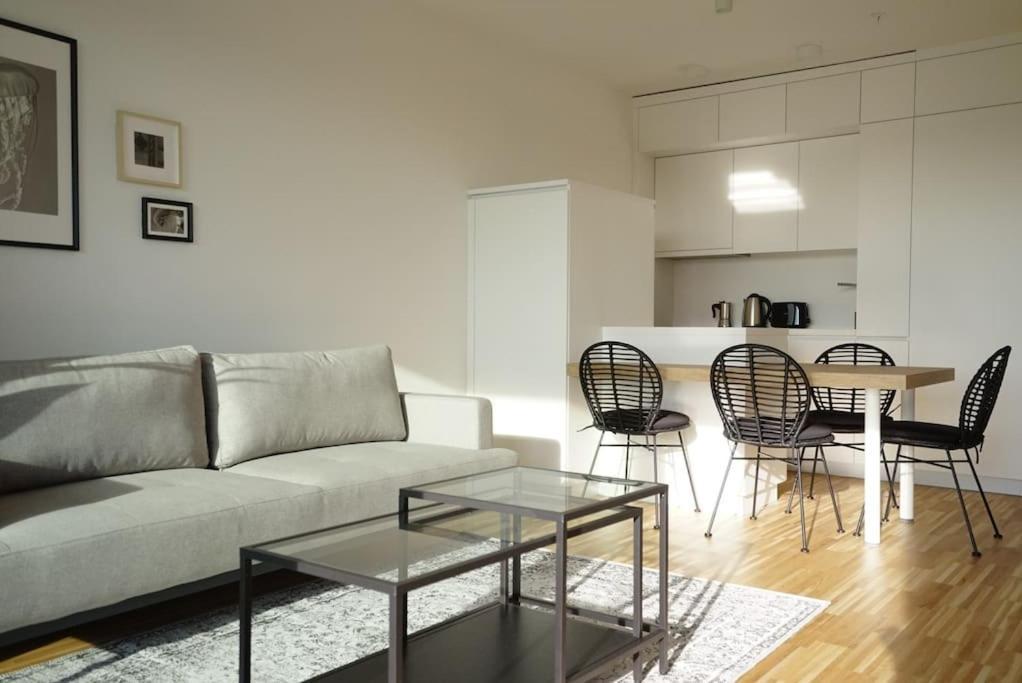 With Terrace Near Metro Station And Apartamento