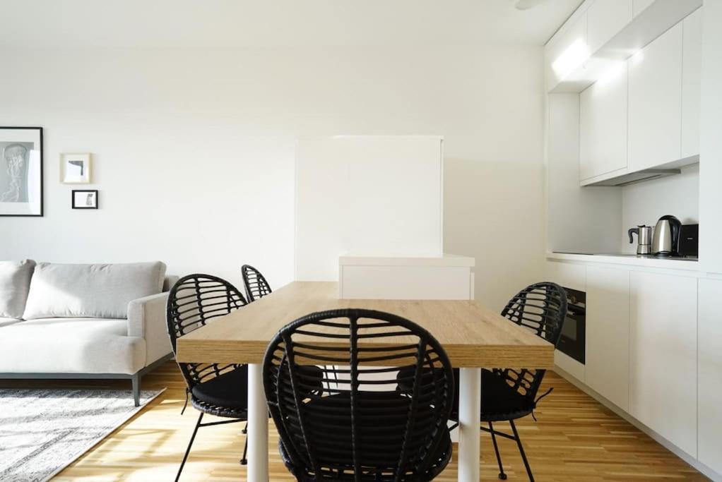 With Terrace Near Metro Station And Apartamento