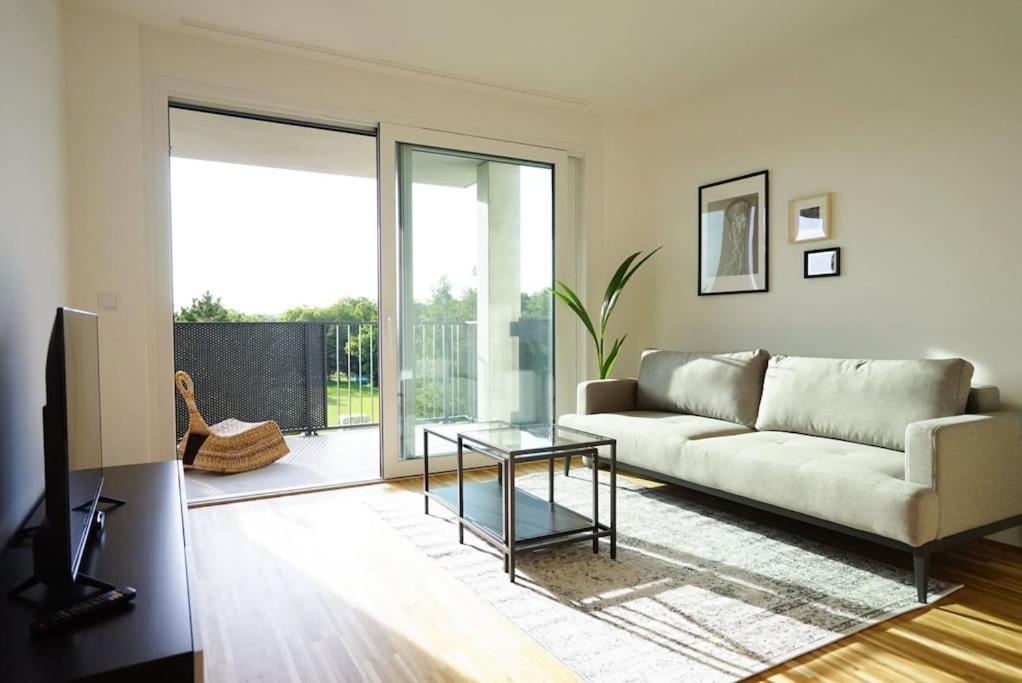 With Terrace Near Metro Station And Apartamento