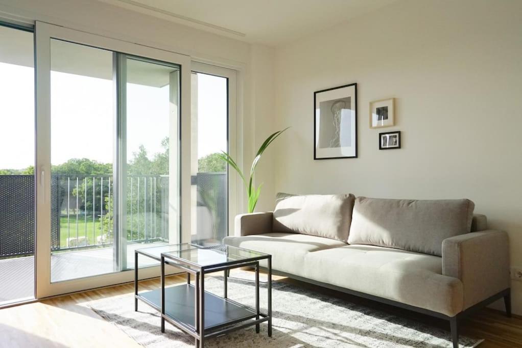 With Terrace Near Metro Station And Apartamento Viena